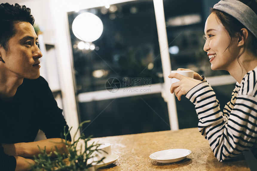 咖啡店惬意休息的青年男女图片