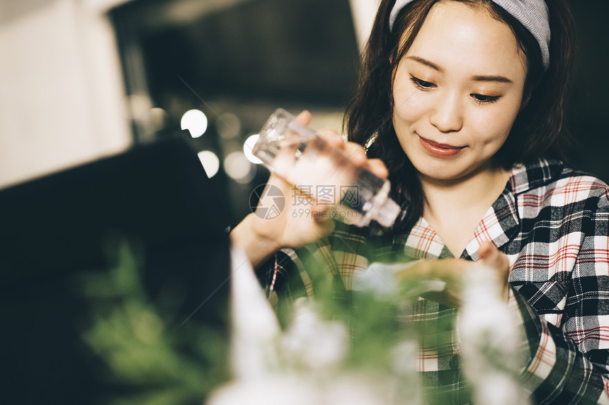 咖啡店惬意休息的青年男女图片