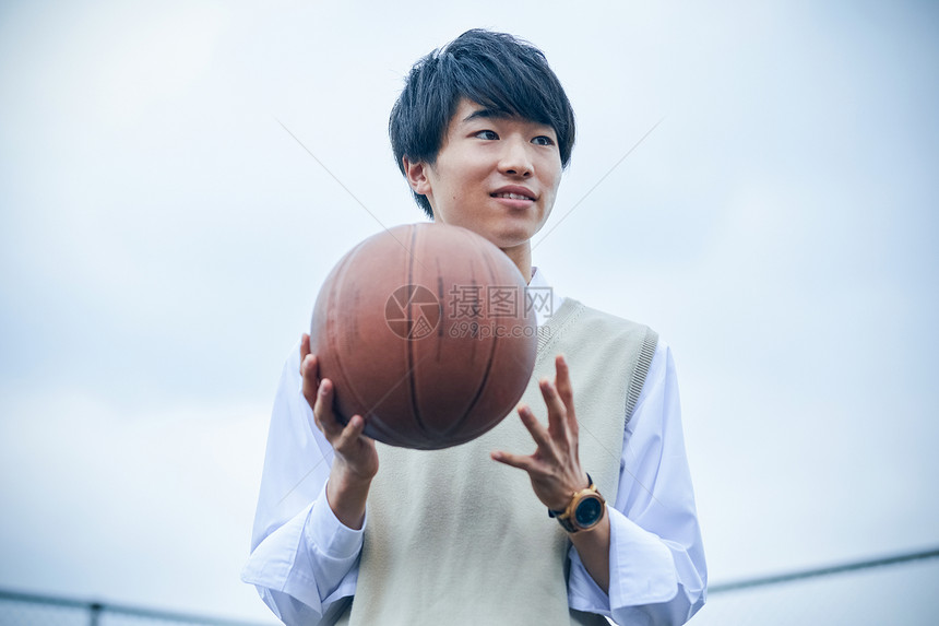 高中男生打篮球图片