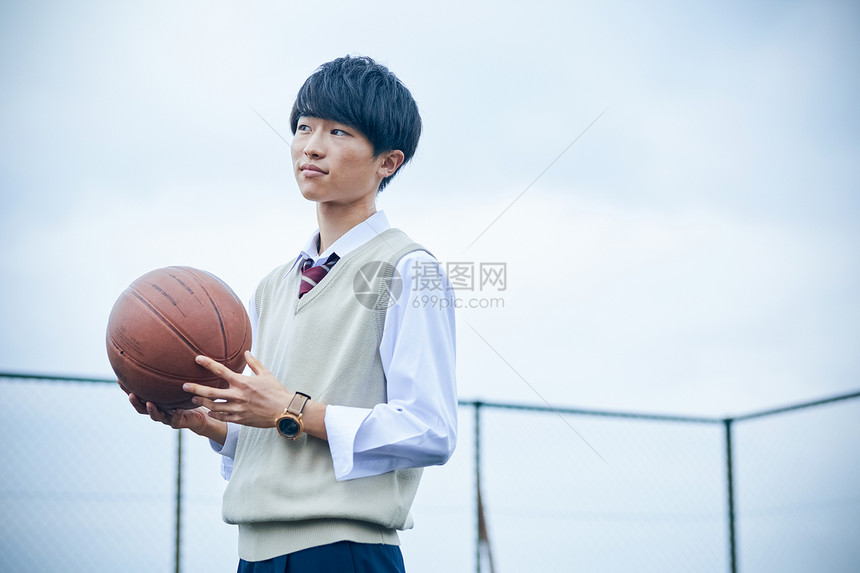 高中男生打篮球图片