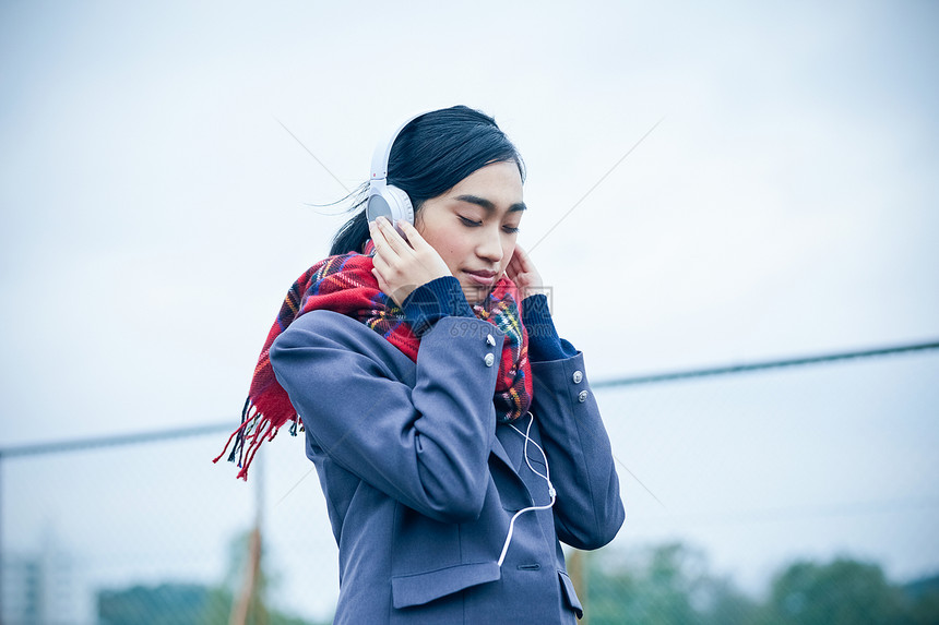 高中女生在天台听音乐图片