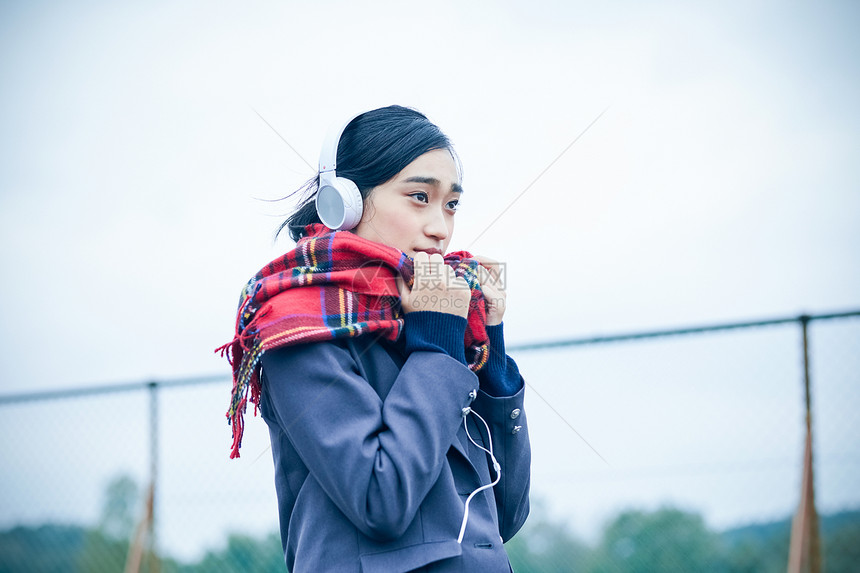 高中女生在天台听音乐图片