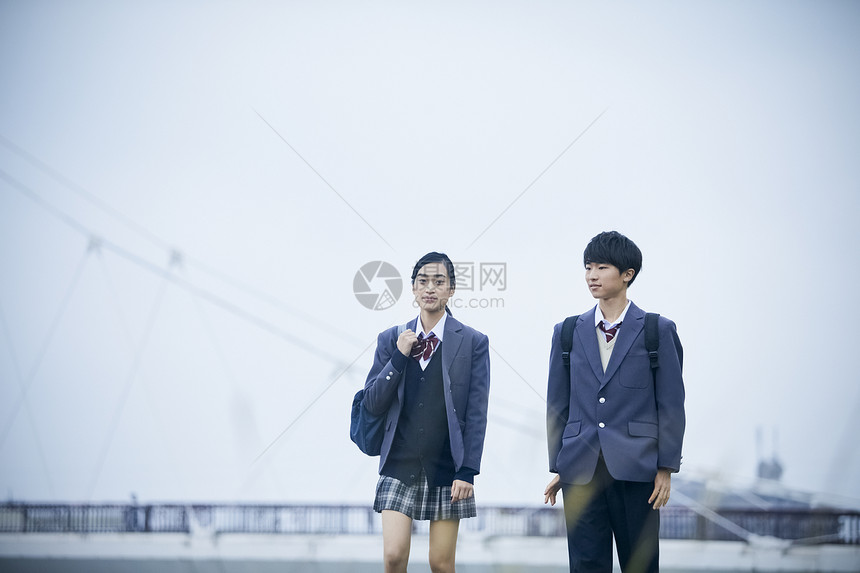 上下学路上的高中男生女生走路聊天图片