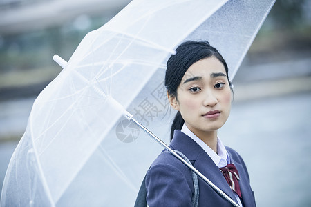 亚洲中学生校服模样下雨高清图片素材
