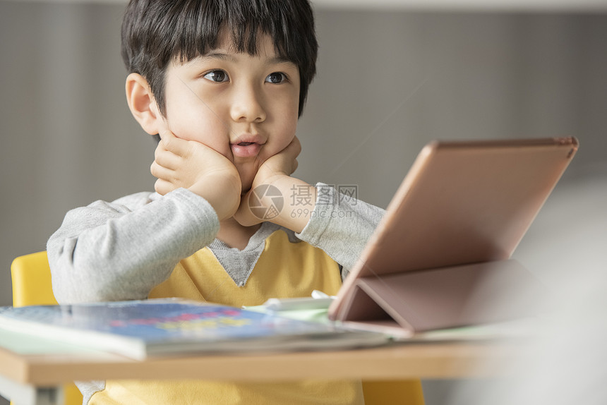 认真学习的人图片