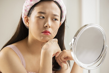 年轻女性照化妆镜子图片