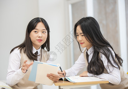 高中女学生一起讨论学习高清图片