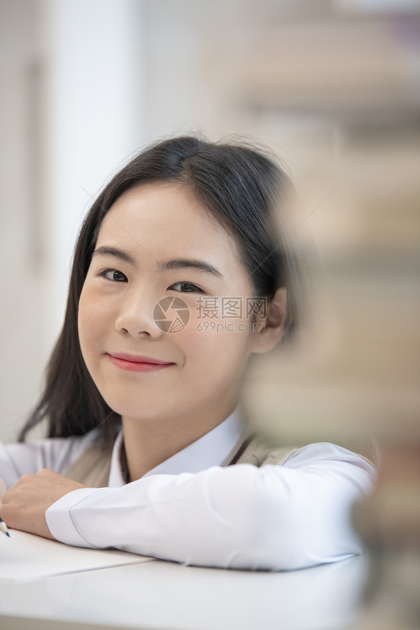 高中女学生在课桌上写作业图片