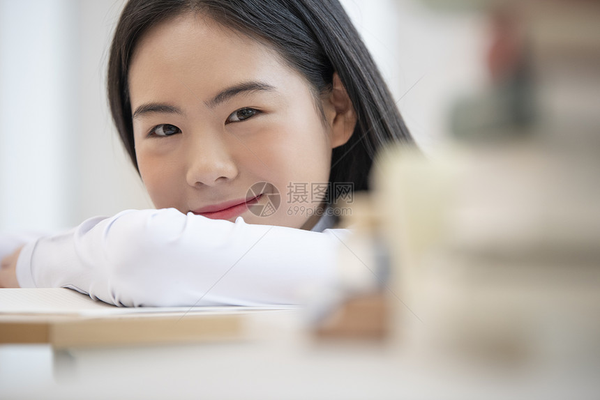 高中女学生在课桌上写作业图片