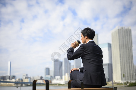 男子男人工作外面喝咖啡的商人图片