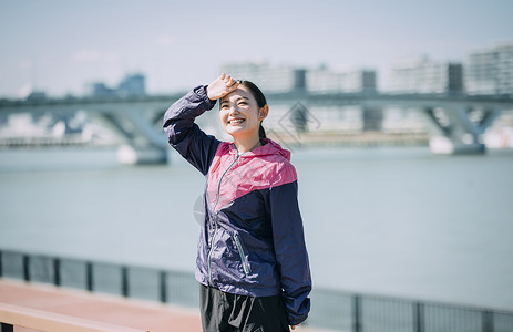 奔跑者室外笑脸运动的女图片