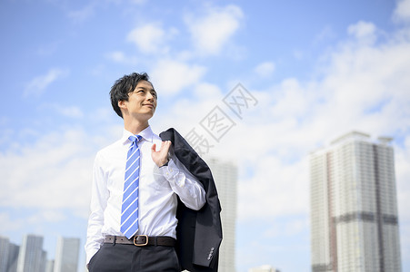 户外惬意休息的青年男女笑容高清图片素材