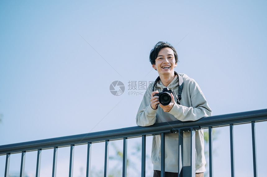 户外惬意休息的青年男女图片