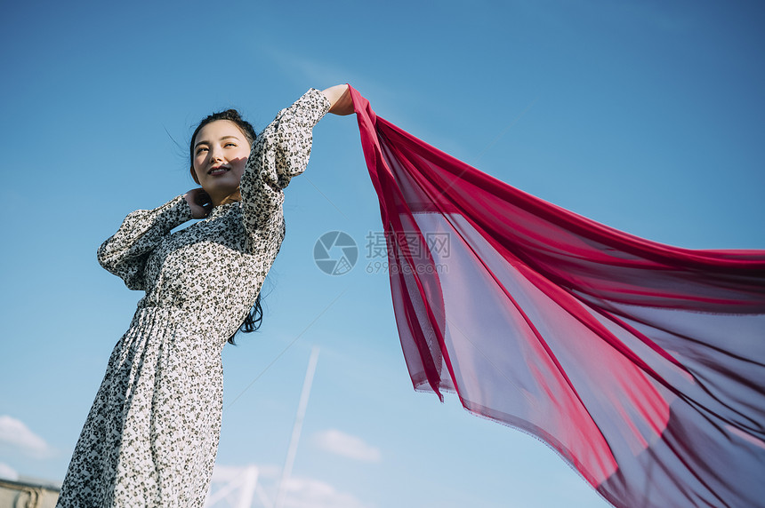 户外惬意休息的青年男女图片