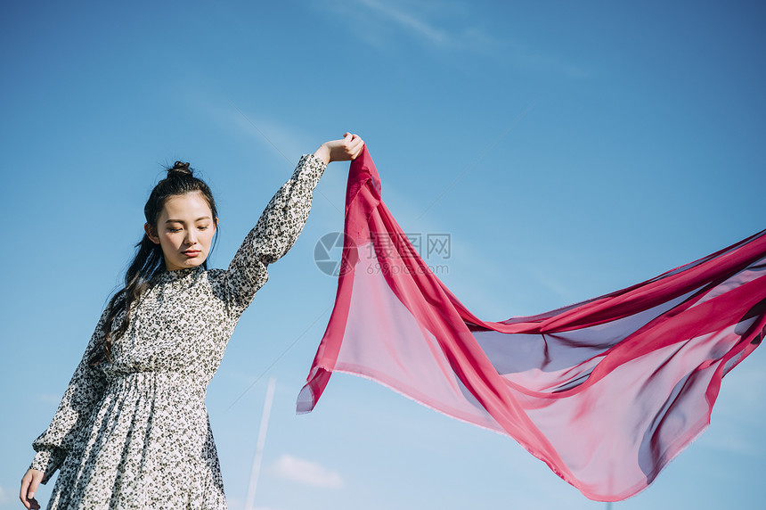 天台上拍照的年轻男女图片