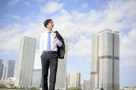 天台上拍照的年轻男女雇员高清图片素材