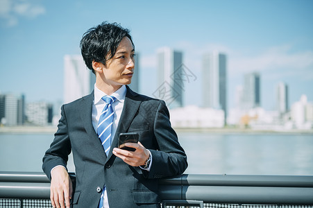 天台上拍照的年轻男女上班族高清图片素材