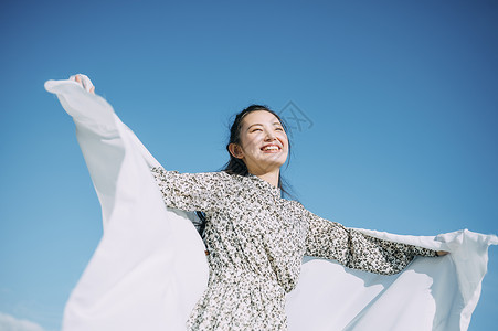 天台上拍照的年轻男女高清图片