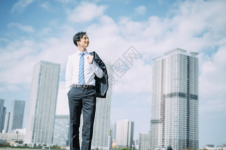 天台上拍照的年轻男女销售高清图片素材