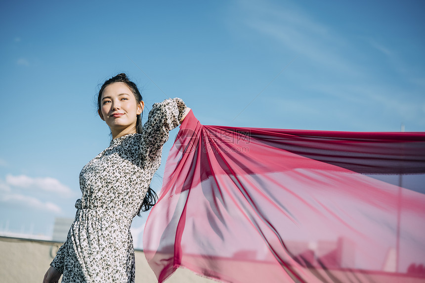 天台上拍照的年轻男女图片