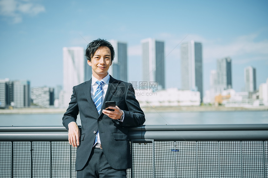 天台上拍照的年轻男女图片