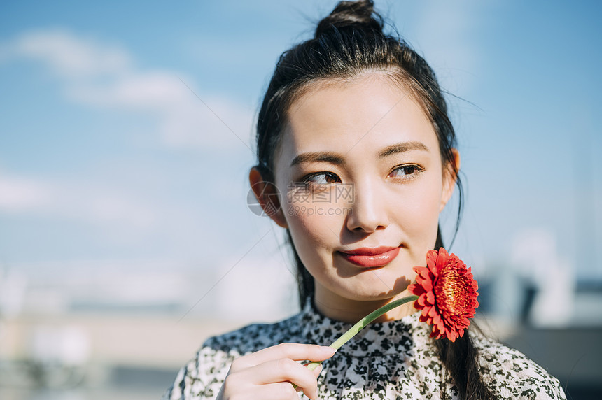 天台上拍照的年轻男女图片