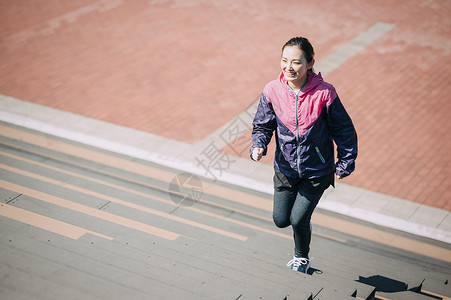 女性户外运动跑步图片