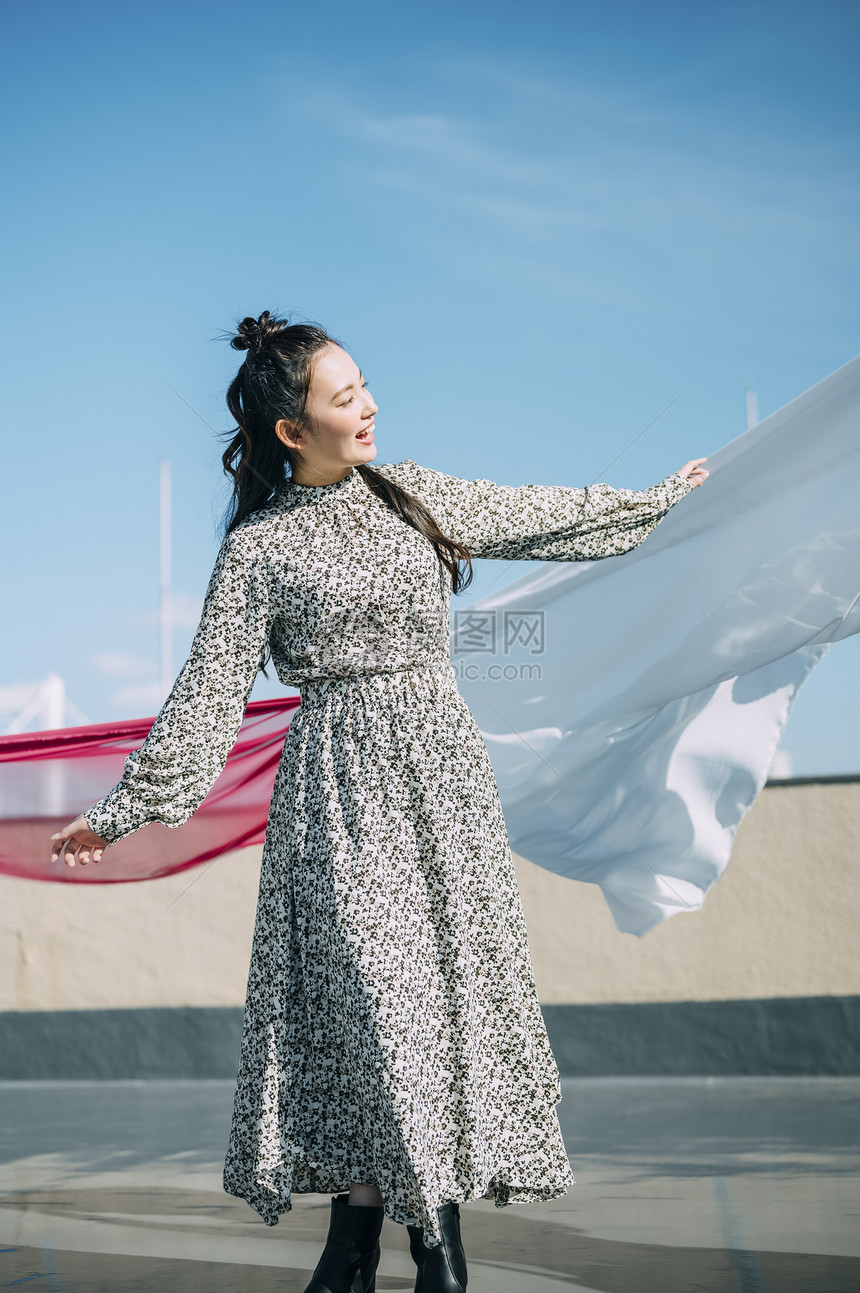 天台上拍照的年轻男女图片