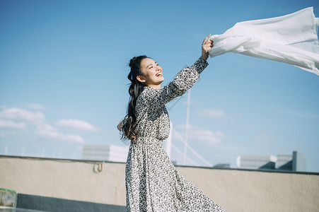 天台上拍照的年轻男女高清图片