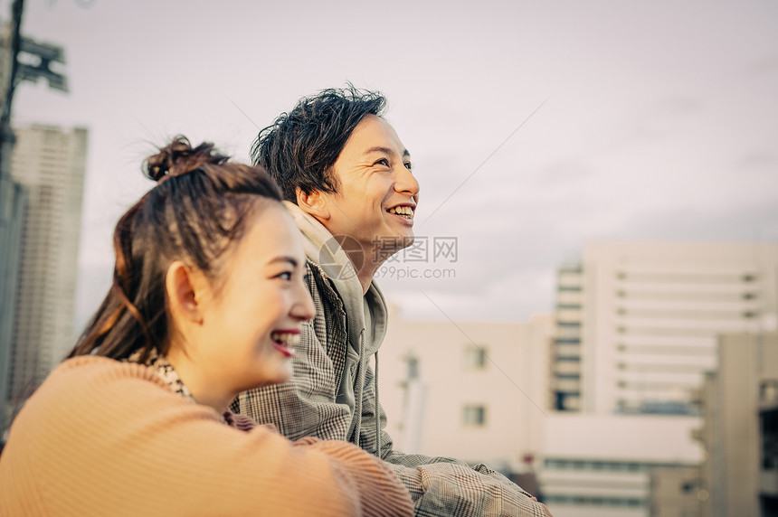 天台上拍照的年轻男女图片