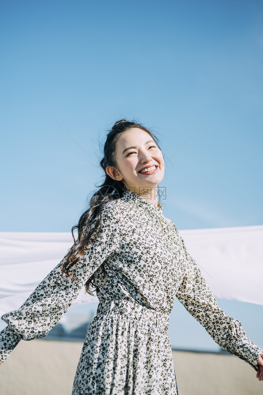 天台上拍照的年轻男女图片