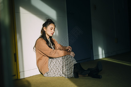 独自坐着思考的青年女子日本人高清图片素材