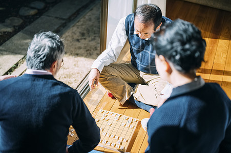 男子肖像六十年代老人玩将棋图片