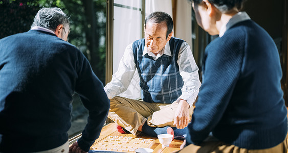 院子里下棋的老人图片