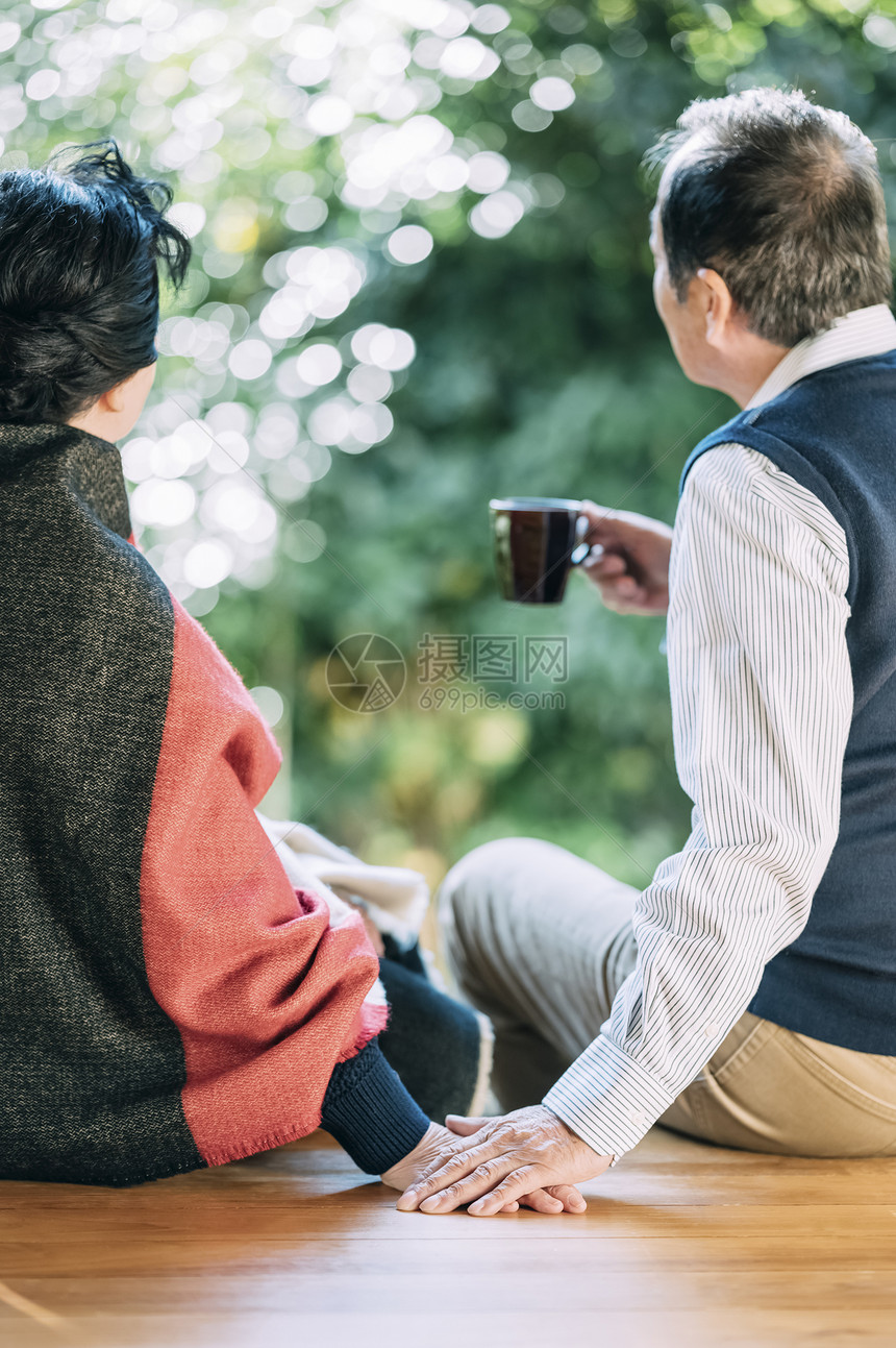 牵手的老人夫妇图片