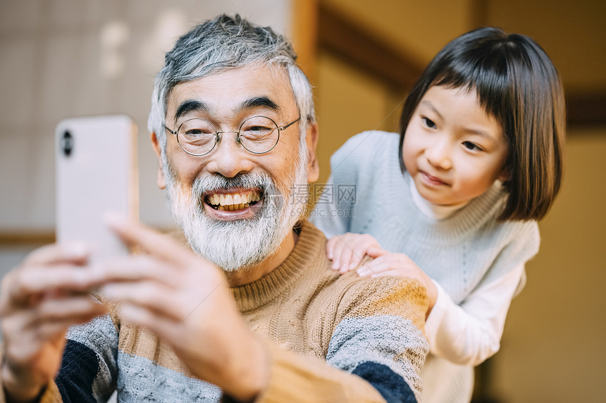 爷爷和孙子使用智能手机图片