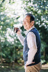 院子里喝咖啡的老人图片