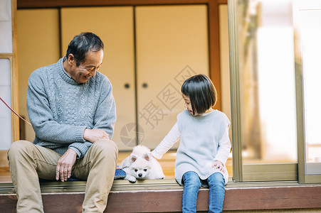 庭院里的祖孙和小狗图片