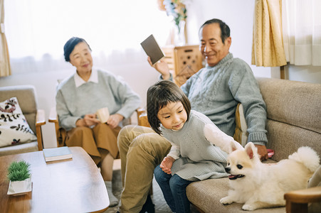 沙发上休息的祖孙图片