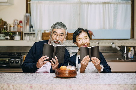 客厅看书的老年夫妇图片