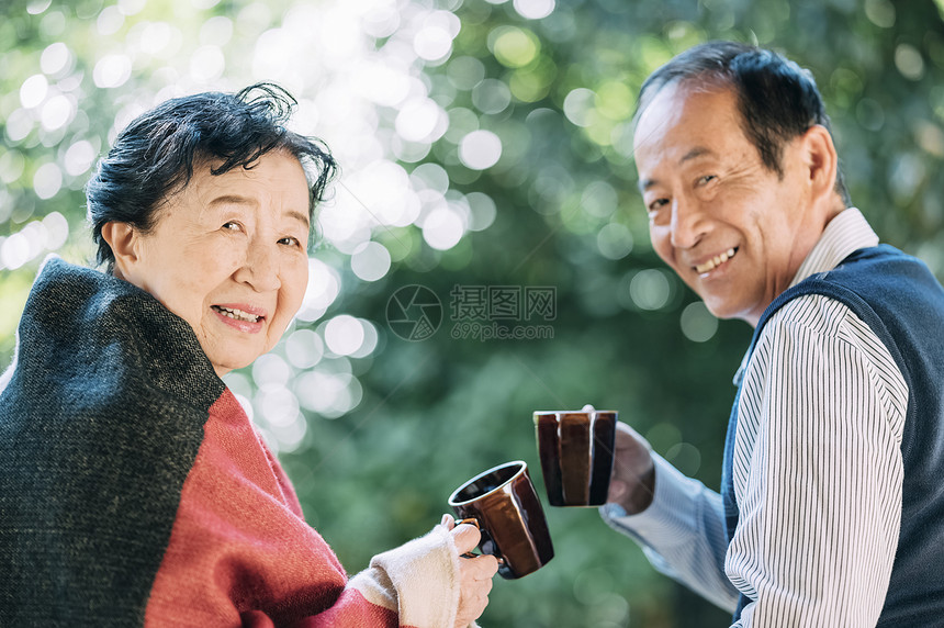 喝下午茶的老年夫妇图片