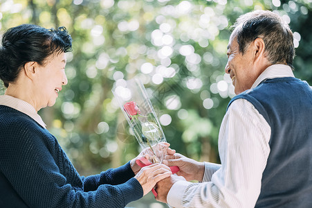 给妻子送花的老年人图片