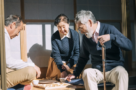 两个老人下棋图片