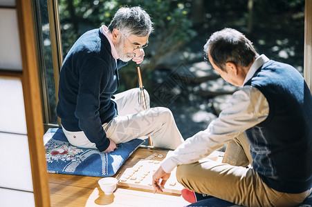 两个老人下棋图片