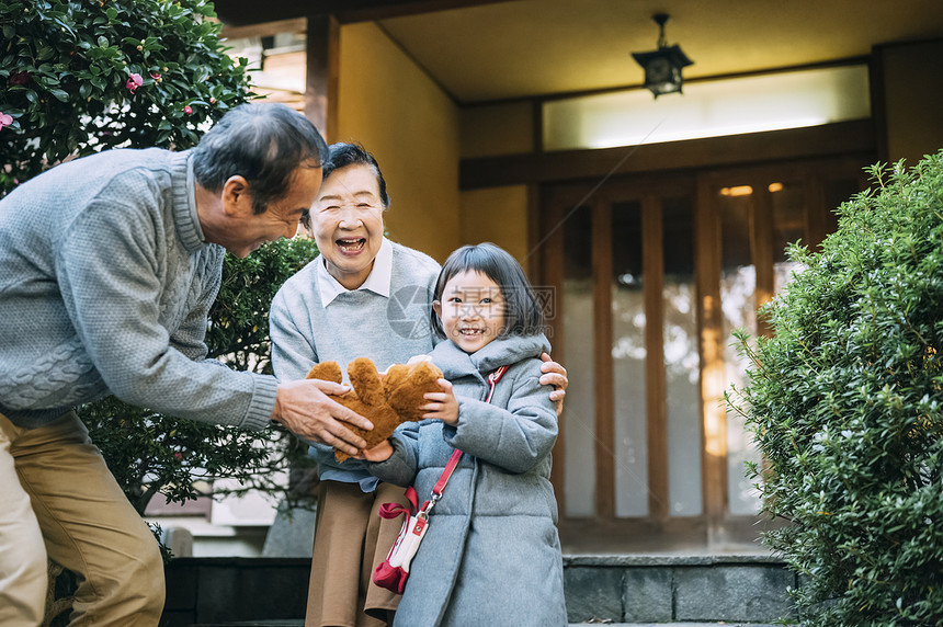 年长的夫妇问候孙子图片