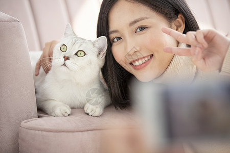 年轻女子和猫咪合照图片