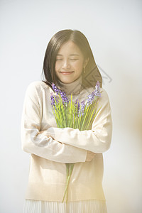 模型可爱泛亚洲手捧花的年轻女子的画像图片
