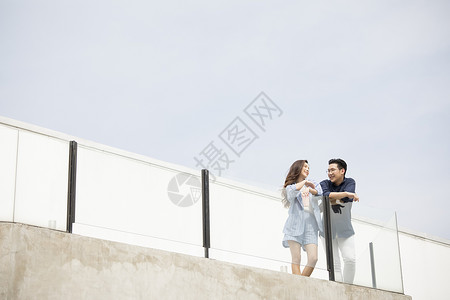 在天台上的一对情侣图片