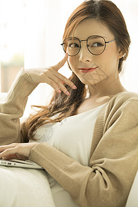 戴着黑框的年轻女子背景图片