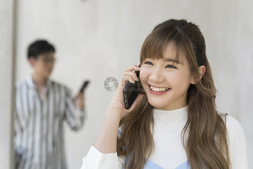 微笑符号女生高校年轻的男人和女人在户外的智能手机图片